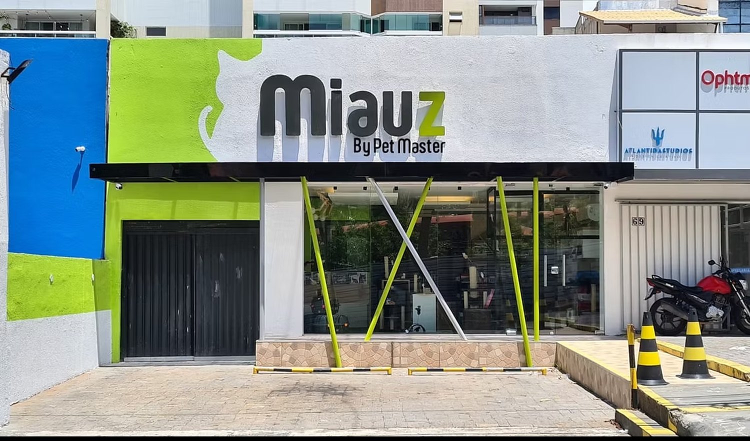 Fachada da Miauz Cat Exclusive na Rua Alexandre Herculano, 69, Pituba, Salvador, com estacionamento na porta