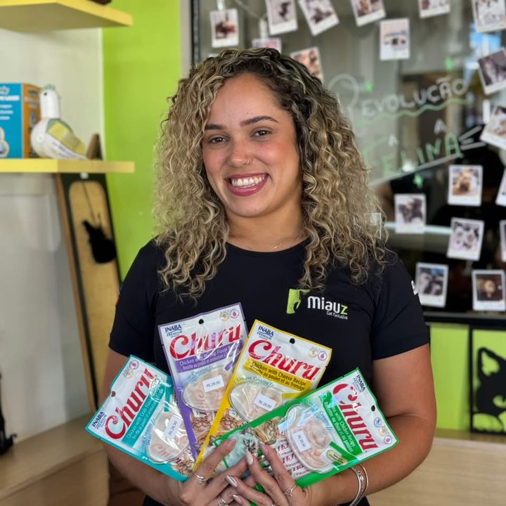 Vitória Rejane, gerente da Miauz, com petiscos Churu na loja para gatos da Pituba, em Salvador