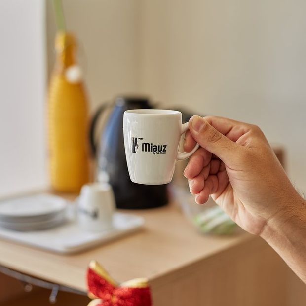 Xícara da Miauz no cantinho de café para quem espera